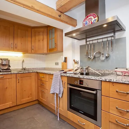 Clusettes 1-min Walk To + Parking & Wifi - Happy Appartement